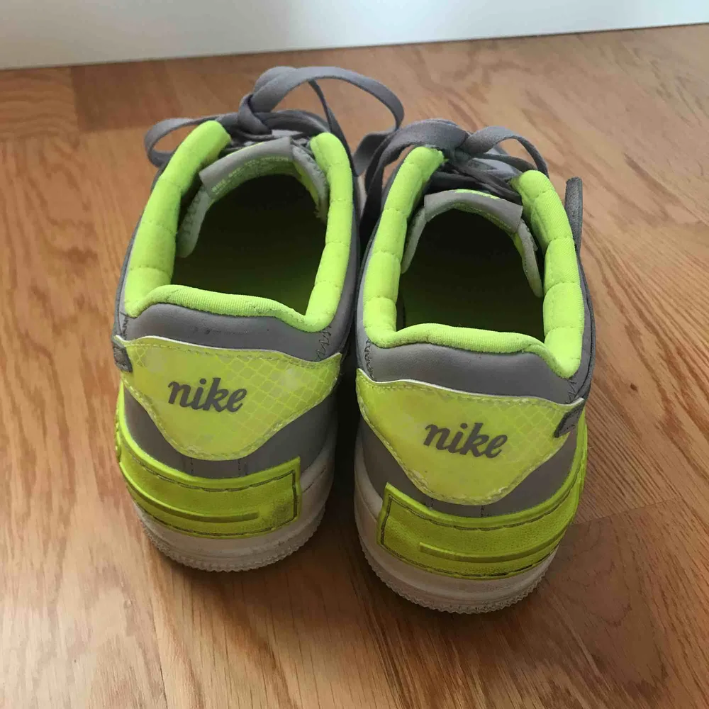 Ett par ascoola Nike air force 1, använt 2 gånger!!! Gråa med neongula detaljer! Reflex där bak där det står ”Nike”! Möts gärna upp i sthlm, kan även frakta!!😃 . Skor.