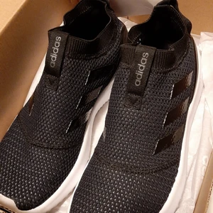 Adidas - Använda 2gånger ,nytt. Frakt80kr