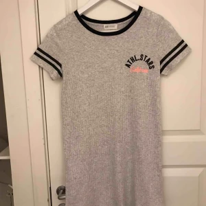  - Säljer denna klänning från H&M då den inte kommer till användning. Kan mötas upp i Norrtälje. Frakt Tillkommer💖