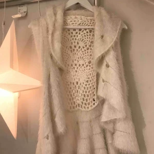  - Säljer den här koftan/västen eftersom att den aldrig är använd. Vet inte vart den kommer ifrån. Och storlek står det inte heller men den passar mig som har S. Frakt tillkommer💖