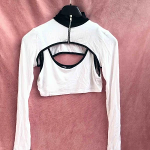  - Topp med två delar. Går att bära separat oxå (-: Rätt tunt tyg så det är lite genomskinligt 