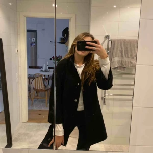  - 62 % Ullkappa från mango! Mycket sparsamt använd. Utsvängda och lite kortare armar (som man ser på första bilden). 