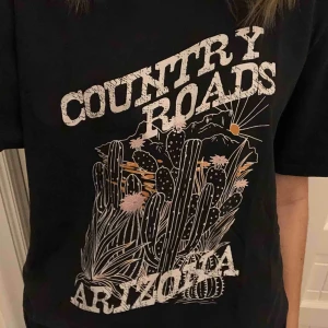  - En oversized tröja som kan användas både som t-shirt klänning och vanlig tröja. Det står Country Roads Arizona på den😁 Helt oanvänd! Frakt: 18kr