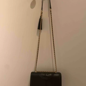  - Crossbodybag från Tory Burch. Svart med gulddetaljer. Mycket fint skick såväl utvändigt och inuti. 