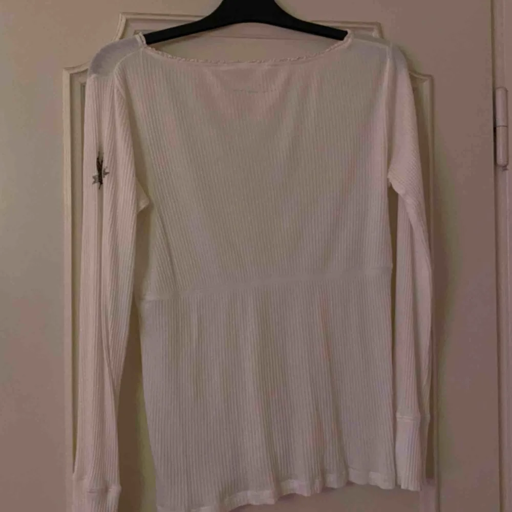odd molly tröja strl 3 = M/L kan mötas upp i jönköping eller fraktas, köparen står för frakt. Blusar.