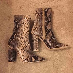  - Säljer dessa snygga skor pga kan inte gå i dom, endast använda en gång! Kan mötas upp i Västerås eller så står köparen för frakten 🥰