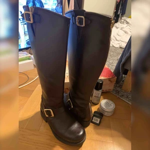  - Johnny bulls bruna storlek 37. Använda ett fåtal gånger men tyvärr hunnit få ”rynkor” i lädret.  Annars fint underhållna och återfuktade, vax och färg ingår.  Säljes endast pga för små..  Pris kan diskuteras 