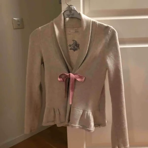  - En jättefin kofta från Odd Molly. Den använd fåtal gånger