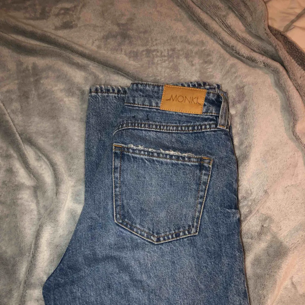Snygga vida jeans med en snygg färg från monki! Köpta för 450kr! Högst budgivning får dem!💕. Jeans & Byxor.