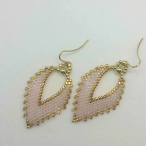  - Örhängen är handgjorda av högkvalitativa japanska glaspärlor.   Längd: 4,7 cm Bredd: 2,5 cm Material : glas Metal : guldpläterad ( öronkrokar).