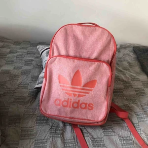  - Klassisk adidas ryggsäck i riiitikigt skön färg!