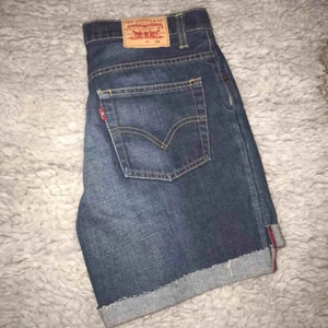 Levi’s shorts  - Helt oanvända Levi's shorts. Fick i present men kom aldrig till användning & dom sitter inte längre bra på mig. För övrigt väldigt bekväma & har normal passform