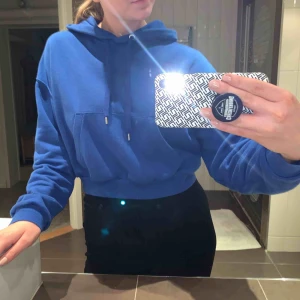  - Säljer denna bygga hoodie från H&M 🥰🥰 PS extremt snygg andra bild 😉