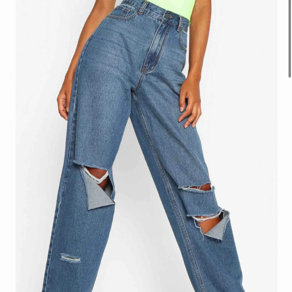 skitsnygga wide/straight jeans från boohoo. Säljer då dom är långa för mig (162 lång). Aldrig använda & lappen kvar, nypris 450kr. Budgivning! Postar & möts upp i sthlm. Jeans & Byxor.