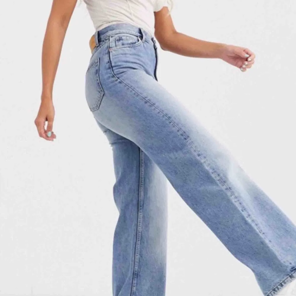 Högmidjade vida jeans från monki i modellen Yoko! Superfina och passar storlek 36/S! Asbra skick🥰🥰❤️skriv till mig för egna bilder!. Jeans & Byxor.