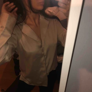  - Silkes skjorta i färgen guld, otroligt skön men kommer tyvärr inte till användning! Frakt tillkommer, annars kan jag mötas upp i Sundsvall⚡️