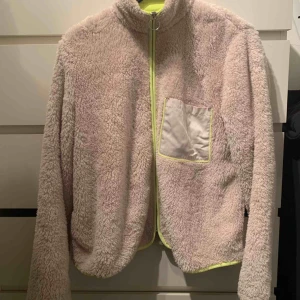  - Oanvänd fluffig tröja storlek M