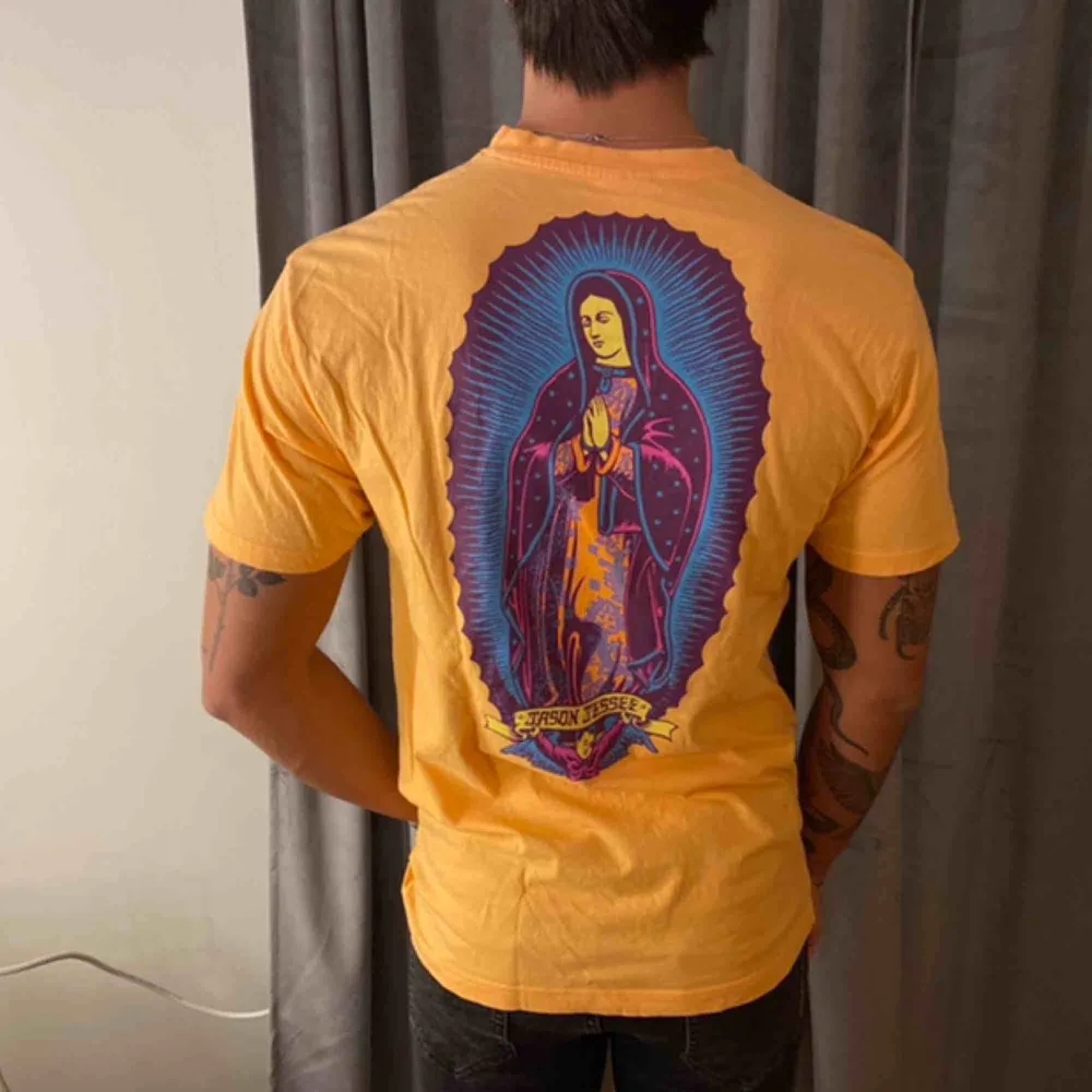 Säljer denna coola tröja från Santa Cruz.👍🏼. T-shirts.