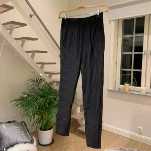  - Svart och grå randiga kostymbyxor från ONLY. Väldigt bekväma och lätta att matcha! Längden är 32.  Skriv till mig privat vid intresse 🌅