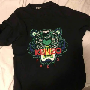 - Är en fin kenzo tröja som är i bra skick som är i storlek m men som passar s 