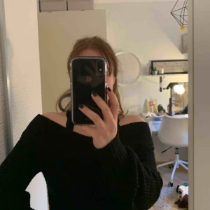  - Svart stickad tröja från Gina. Sticka inte och är extremt skön. Visar axlarna vilket är väldigt snyggt, köparen betalar frakten❤️