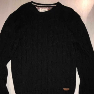  - En stickad tröja i fint skick som passar S/M