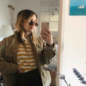  - En brun manchester jacka från urban outfitters, köptes förra året för 500kr! I storleken XS men är oversized så skulle passa XS-M. I perfekt skick! Säljs då denna ej kommer till användning. Meddela mig vid eventuella frågor/bilder! 💖💖💖