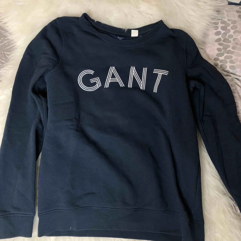 Marinblå Gant sweatshirt  Använd 2 ggr Köpt för 700kr. Tröjor & Koftor.