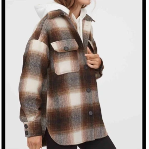  - Den populära skjortjackan från hm som blev slutsåld direkt! Helt oanvänd, lapp sitter kvar.  Köparen står för frakt. Finns i Stockholm och kan mötas upp i centrala Stockholm vid behov.:) 