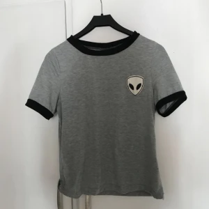  - Storlek är M men känns som S. Är rätt så tight i armarna. 