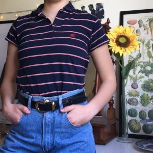  - Ascool t-shirt! Supersnygg instoppad i ett par jeans som på bilden, eller varför inte med ett par hängselbyxor?! 