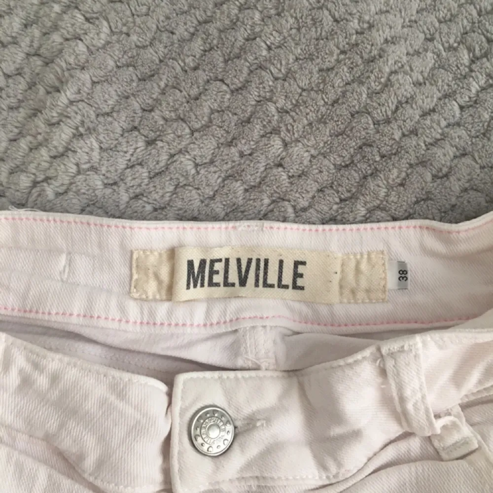 Vita Brandy Melville shorts. Strl 38, men väldigt små i storleken. Passar XS-S!. Shorts.
