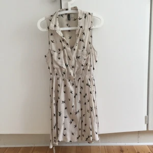  - Ljusbeige skjortklänning från Divided, h&m. Storlek 36. Frakt 45kr  