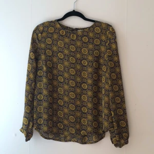  - Som ny! Fin blus i silkesmaterial från Holly and Whyte.