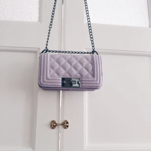  - Lila crossover från Nelly, använd 1 gång. Köpare står för eventuell frakt