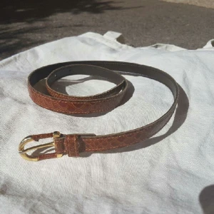  - skärp(läder) ormskinnsimitation 