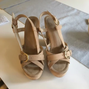  - Assnygga mockaskor, använda en gång säljes på grund av flytt, därför så billiga! 