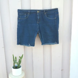  - Sköna jeansshorts från Åhléns med stretch, så antagligen blandning av bomull och elastan.
