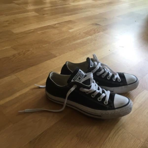  - Fina svarta Converse nästan helt oanvända🌹 används alldeles för sällan och måste få komma ut från förrådet till en ny ägare🌹 passar mig perfekt som har strl 38😊 köparen står för frakt