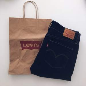 Levis Jeans i mycket fint skick. Säljes pga använder dem tyvärr aldrig :( Storlek: 29/32 Pris: 150kr Frakt: 45kr (i Postnords M kuvert) OBS: Påsen följer ej med vid köp!!