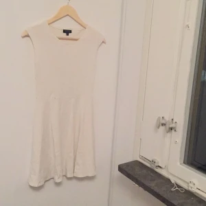  - Söt benvit klänning från TOPSHOP, använd två gånger.