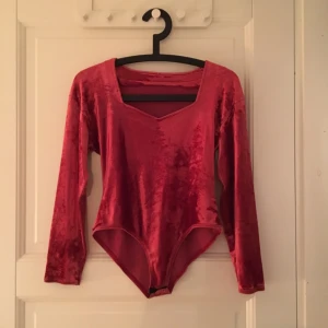  - Hallonröd body i sammet med härlig skurning. Köpt på en secondhand i Amsterdam. Märke framgår inte. Den är i fint skick.   Hör av er vid frågor! Använder swish och köparen står för frakt 🌱💥