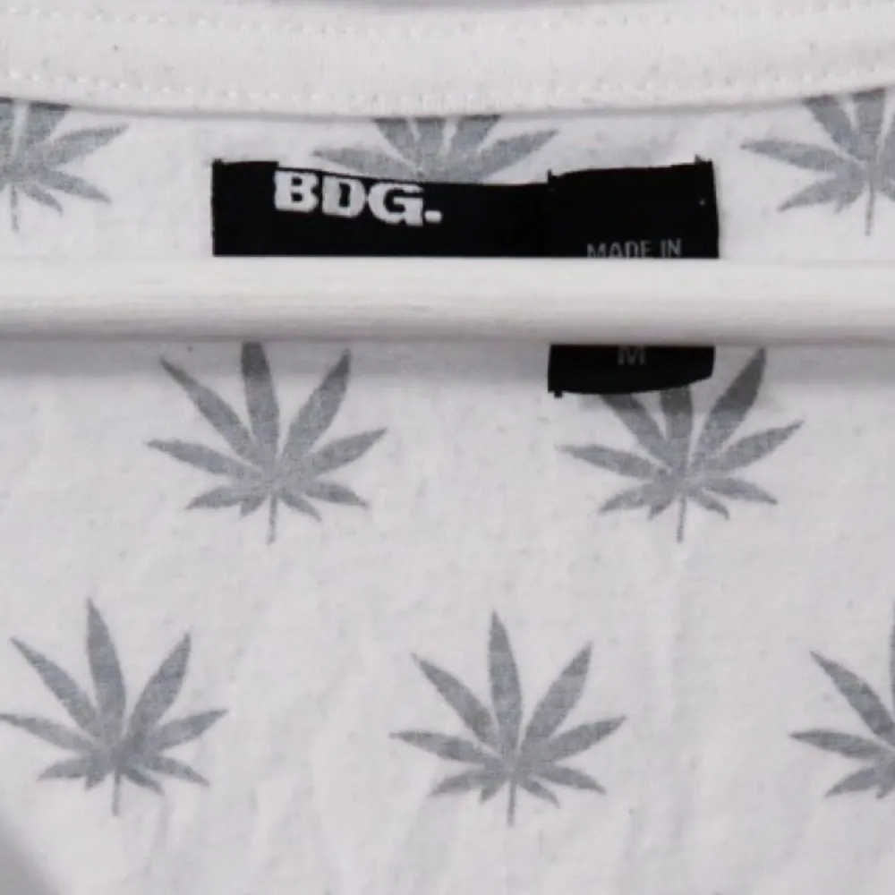 BDG T-shirt med weed mönster!  Köpt på Urban outfitters Bra skick! . T-shirts.