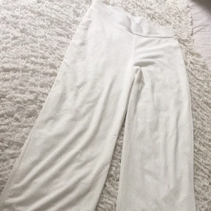  - Utsvängda byxor ifrån NLY trend. Aldrig använda🌟