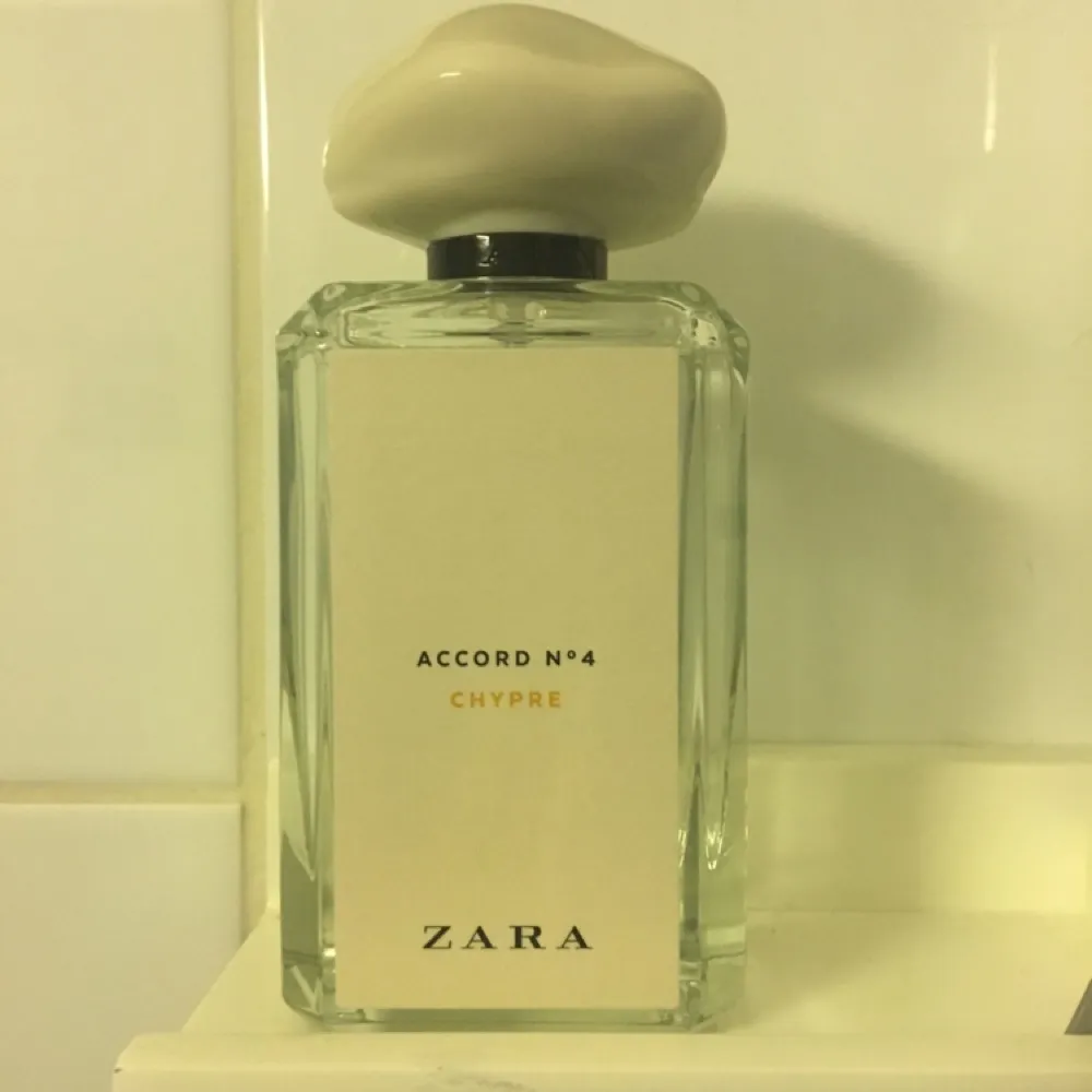 Helt ny parfym från Zara! Doftar väldigt kvinnligt och fräsch, mogen doft! . Övrigt.