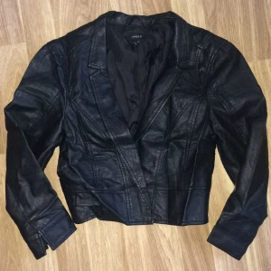  - Svart skinnjacka, sparsamt använd ✨