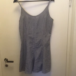 - Pris inkl frakt! 🌻 Rutig byxdress. köpt second hand men aldrig använd av mig  