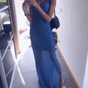  - Ljusblå långklänning från Dry Lake. Har en liten slits på ena sidan. Perfekt för lite finare tillställningar. Använd 1 gång. Jag är 167 och måste ha klackar för att klänningen ska vara rätt längd. Nypris ca 900kr. Kan mötas upp och tar swish. 