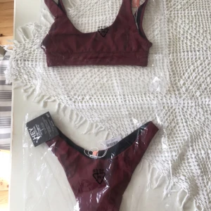  - Helt nytt bikini set från Nelly! Jag skulle ha bytt bägge delarna men just denna bikini säljer slut otroligt snabbt. Överdelen är i S och underdelen M. Säljer eftersom fick hem fel storlekar. Har testat bägge fast med nya trosor under och plastskyddet sitter kvar. Om fler bilder önskas så är det bara att meddela!   
