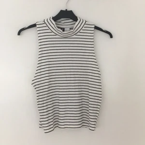  - Randig croptop/linne med liten polokrage.  Aldrig använd. Köparen betalar eventuell frakt!